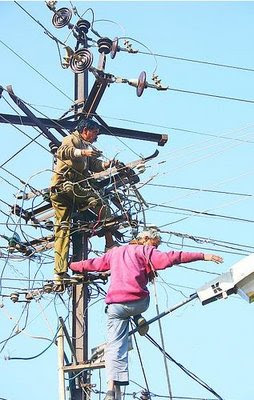 people+on+electric+pole.JPG