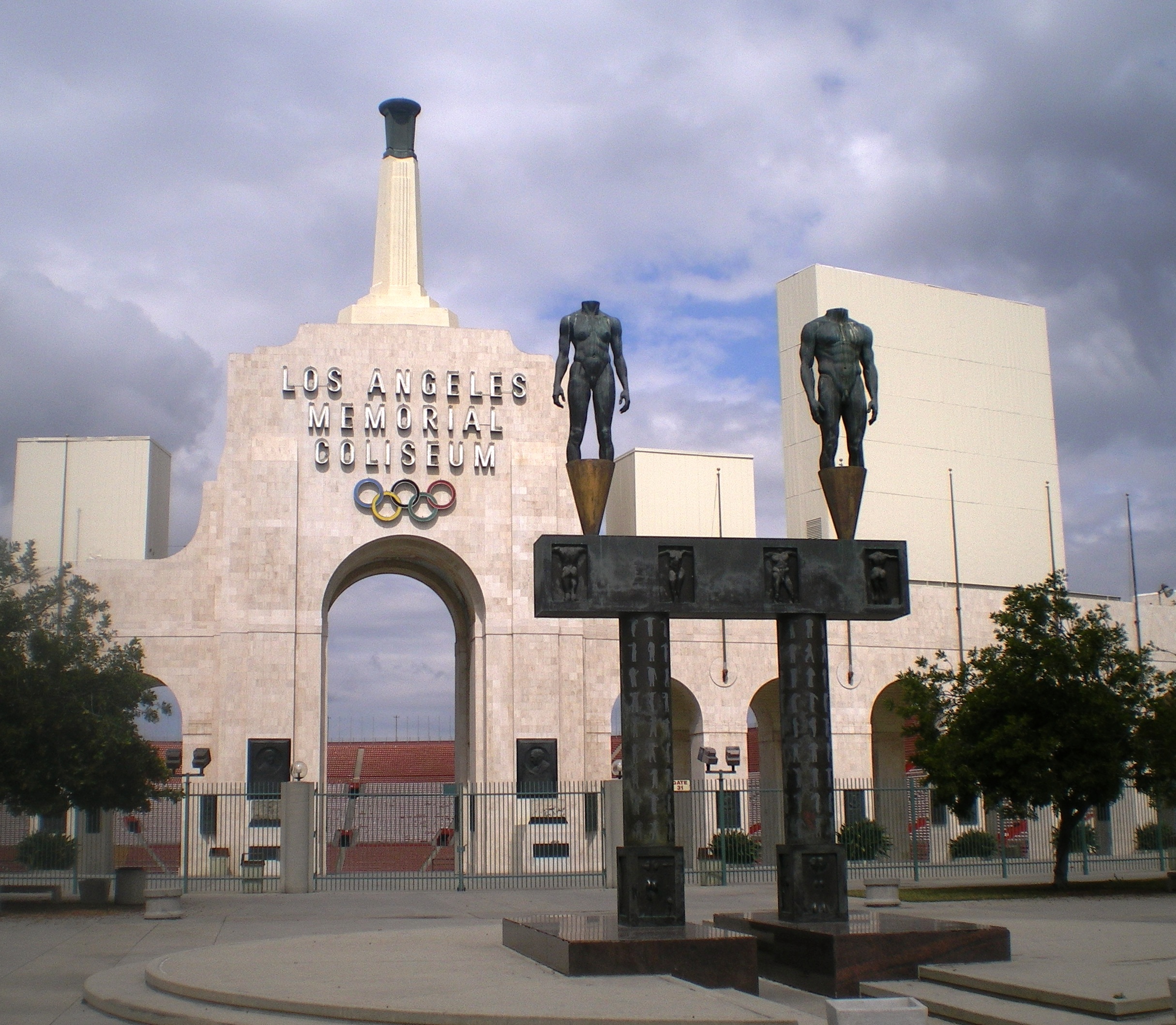 Los_Angeles_Memorial_Coliseum_%28Entrance%29.JPG