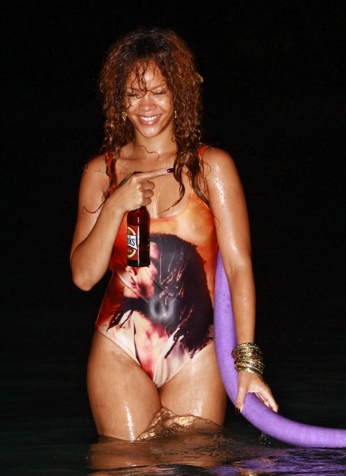 RihannaSwimsuitWet1.jpg