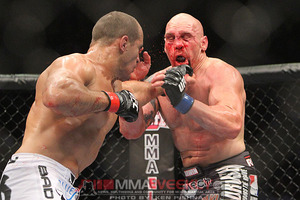 dos-Santos-vs-Carwin_0076_large.jpg