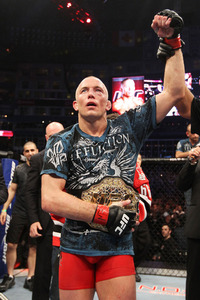 ufc129_12_gsp_vs_shields_025_large.jpg