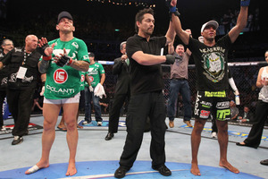 ufc134_10_barboza_vs_pearson_013_large.jpg
