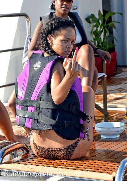 Rihanna+Rihanna+Boat+France+60JDCBxrxwAl.jpg