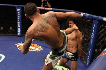 anthony-pettis-kick.jpg