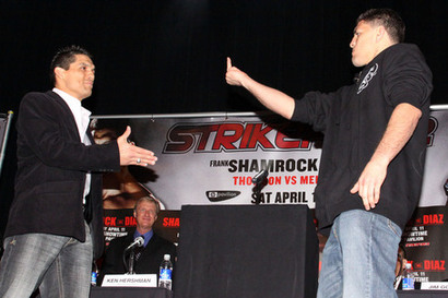 nick-diaz-gives-frank-shamrock-the-finger11_medium.jpg