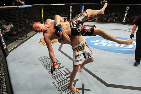 ufc129_07_macdonald_vs_diaz_003_large.jpg