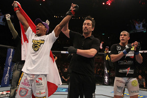 ufc134_02_alcantara_vs_arantes_007_large.jpg