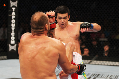 ufc129_10_couture_vs_machida_008.jpg