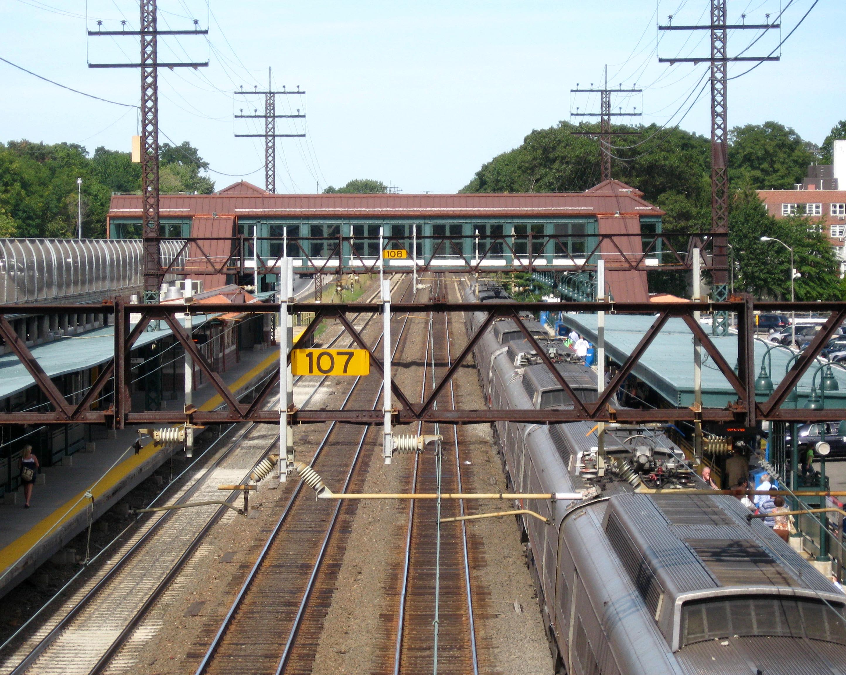 Larchmont_Station_jeh.JPG