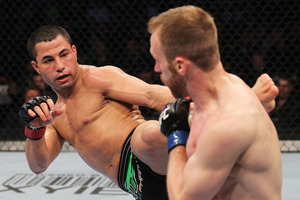 ufc129_02_makdessi_vs_watson_001_large.jpg