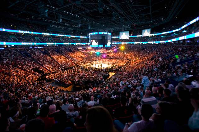 ufc83crowd_aim640.jpg