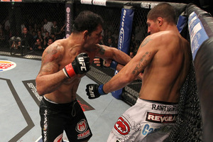 ufc134_09_nogueira_vs_schaub_007_large.jpg