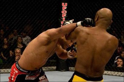 ufc82_10_silva_vs_h_445681a_large.jpg