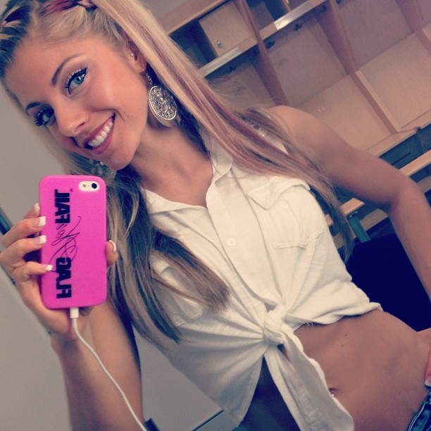 o1378342676alexa-bliss-candid-3.jpg