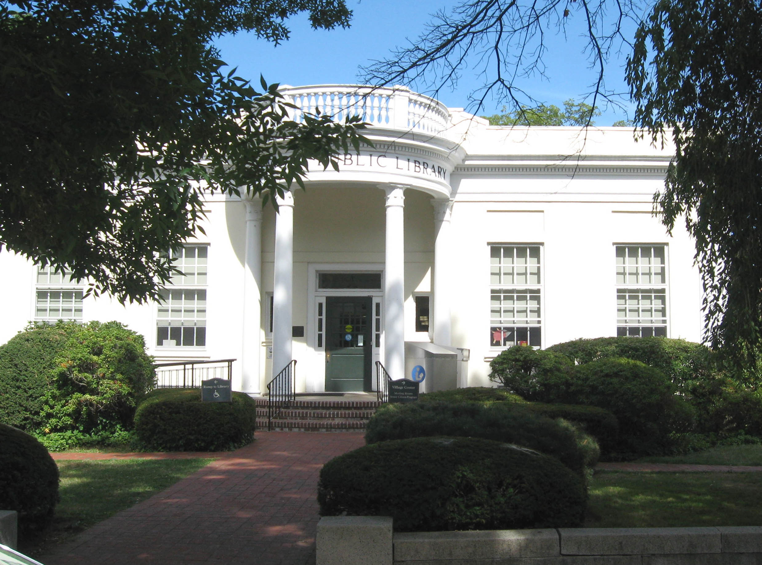 Larchmont_Library_jeh.JPG