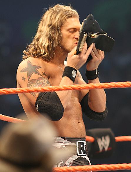 Edge_before_his_title_defense_at_WrestleMania_XXIV.jpg